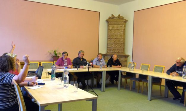 Videozáznam z mimořádného zasedání zastupitelstva 22. 8. a následné reakce