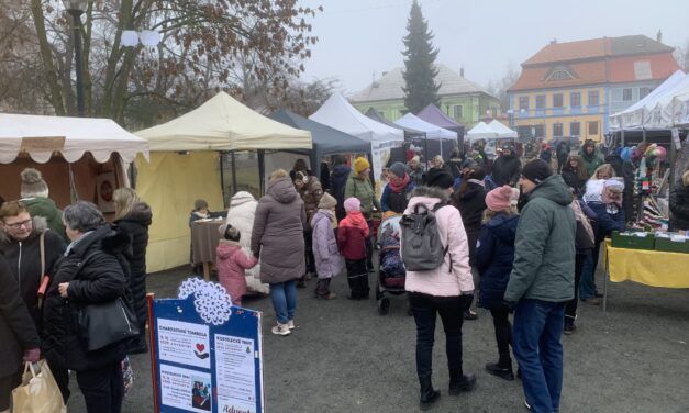 Adventní kostelecké trhy a charitativní tombola