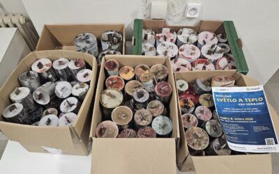 Sousedská pomoc pro Ukrajinu: V Kostelci jsme vyrobili 150 svíček