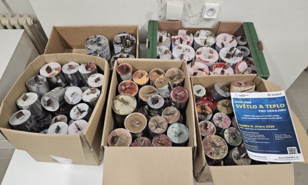 Sousedská pomoc pro Ukrajinu: V Kostelci jsme vyrobili 150 svíček